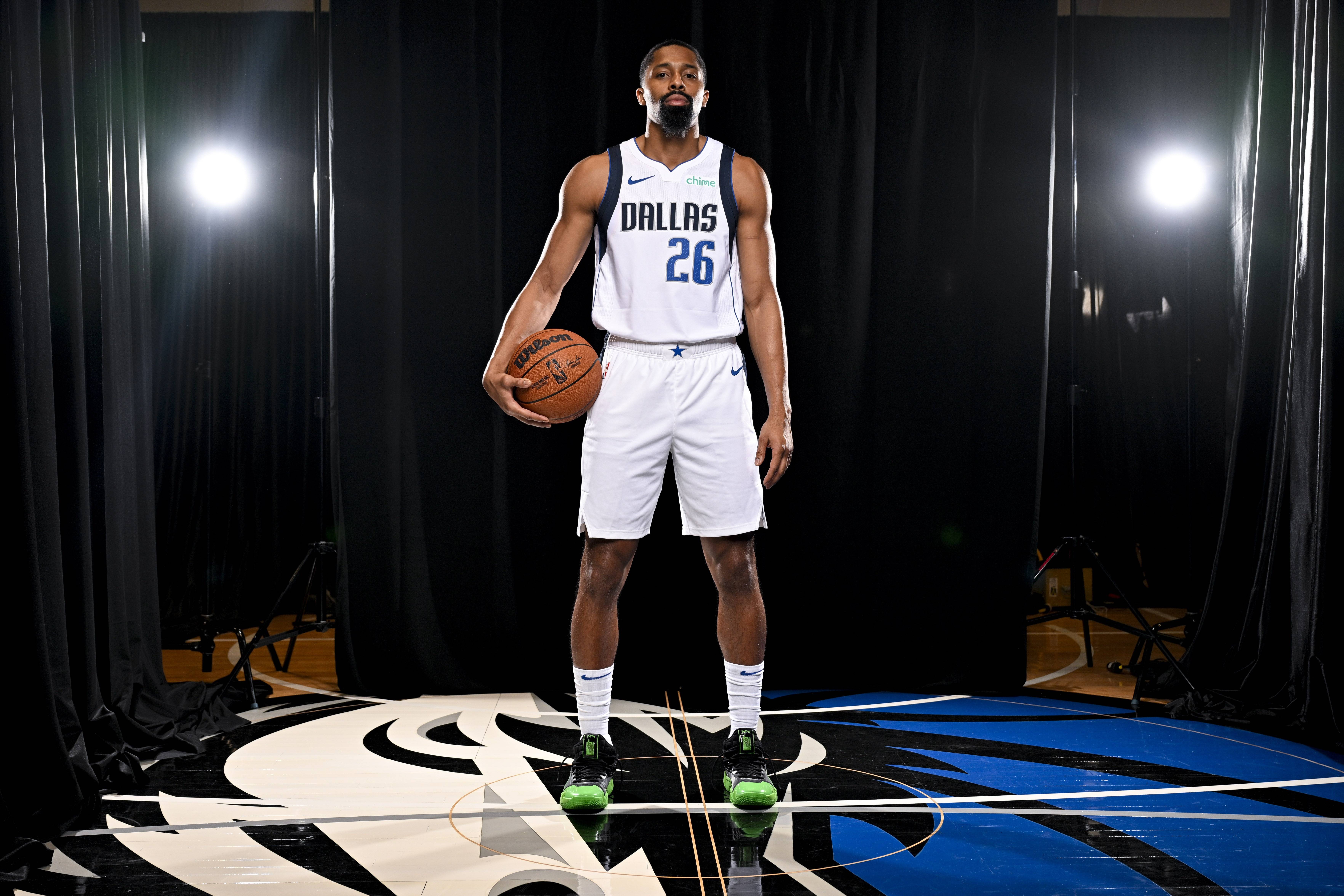 体育直播-出色发挥引爆全场!,德约科维奇意外战胜独行侠比赛高潮迭起-体育直播